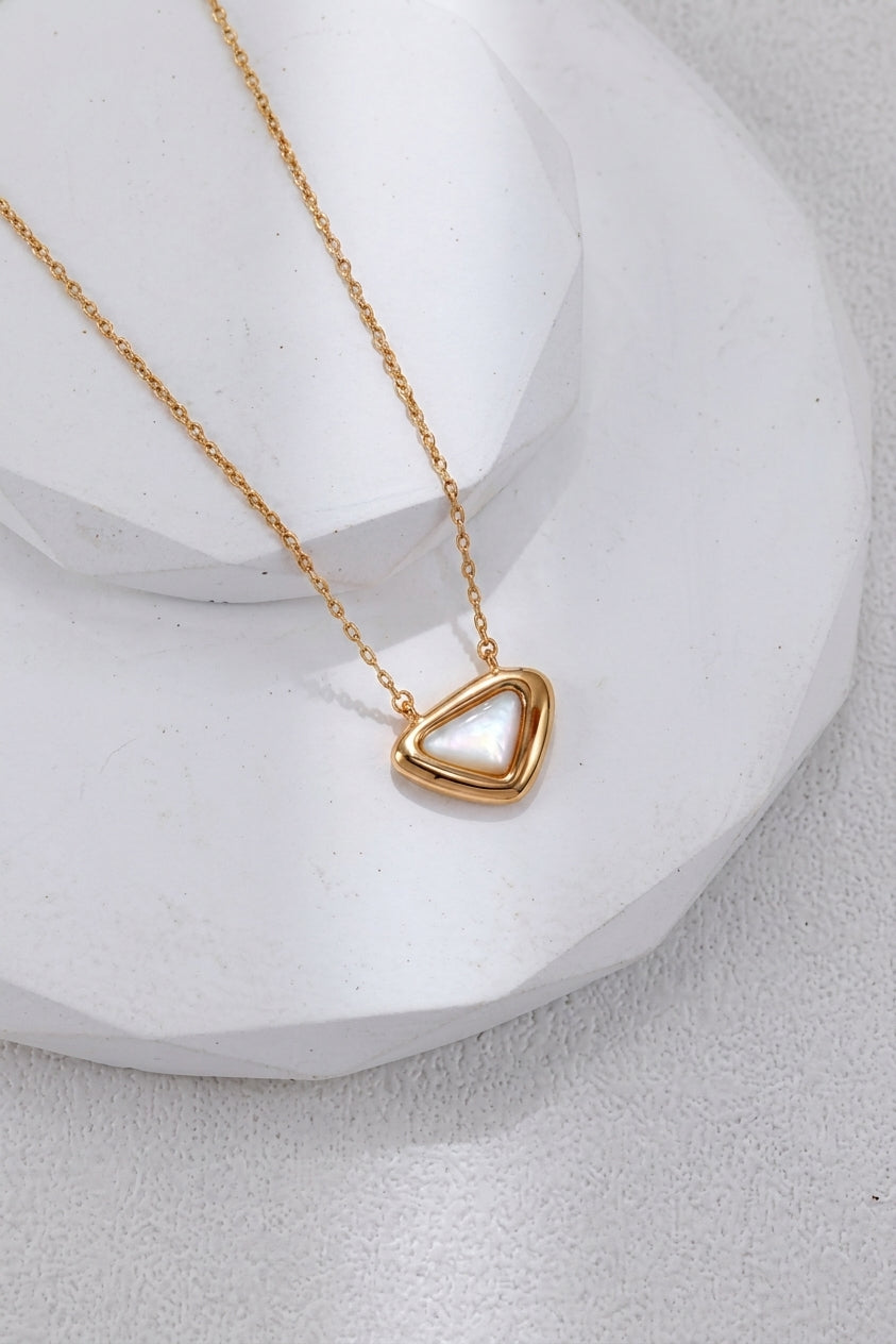 Triangle mother-of-pearl necklace gold