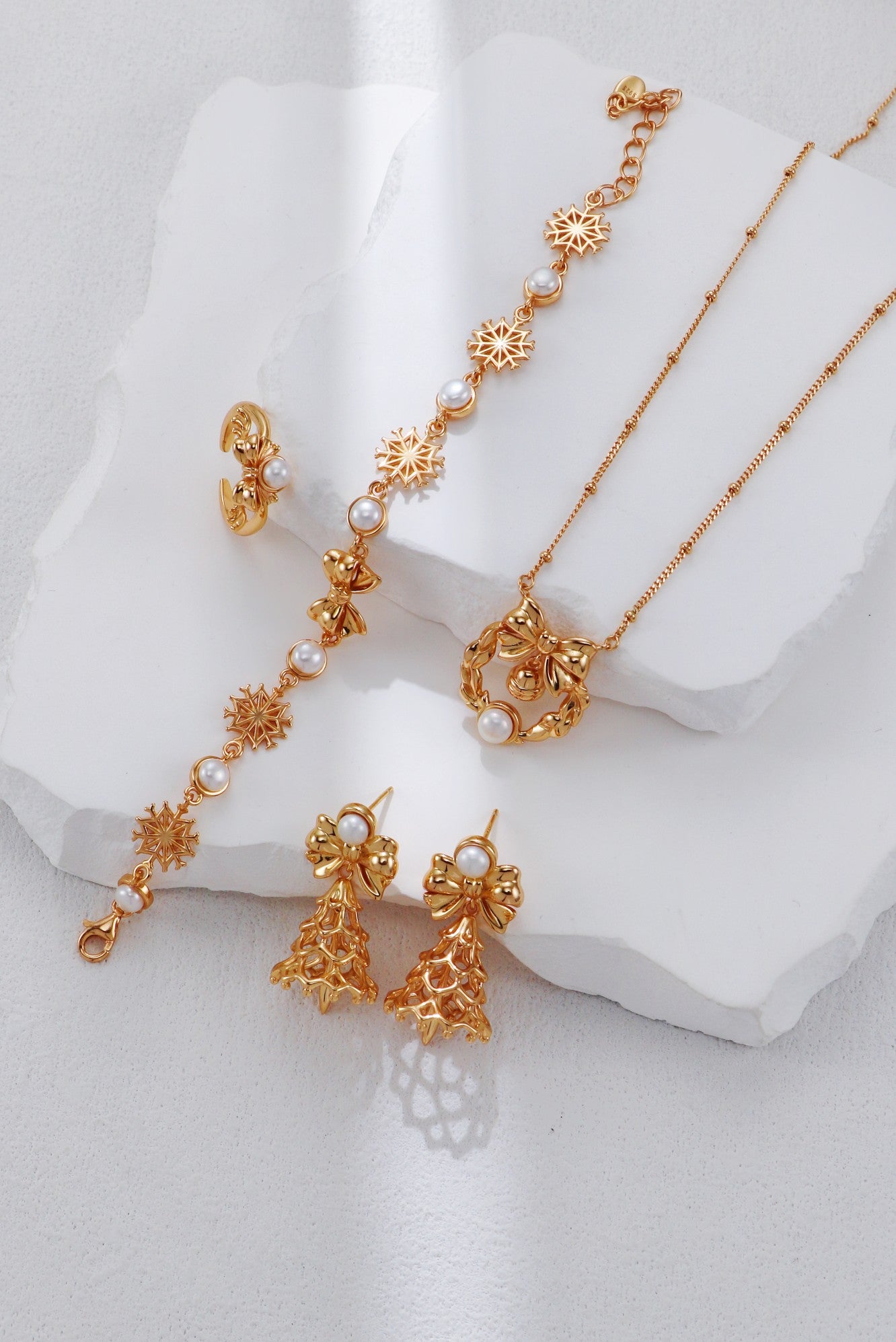 The Holiday Magic Collection | Sterling Silver Festive Wreath & Pearl Necklace