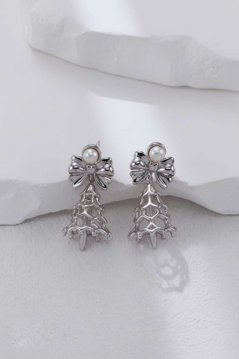 The Holiday Magic Collection | Sterling Silver Festive Wreath & Pearl Necklace – view 15