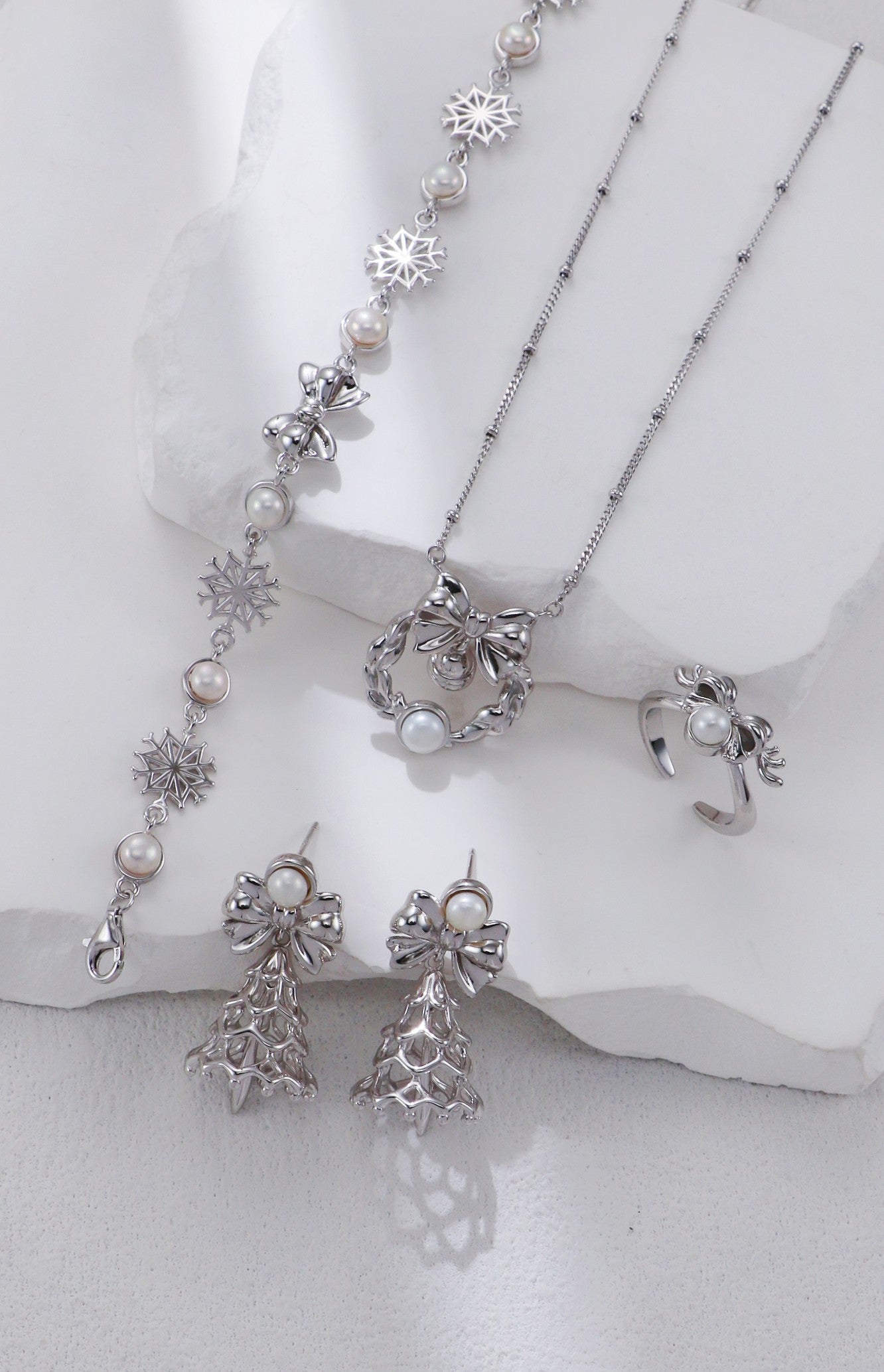 The Holiday Magic Collection | Sterling Silver Festive Wreath & Pearl Necklace